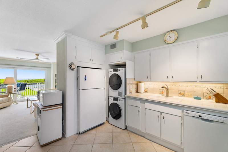 2 bedroom Stock Cooperative at 33 S Ocean Avenue #206, Palm Beach Shores Apts Inc, Palm Beach Shores — photo 4