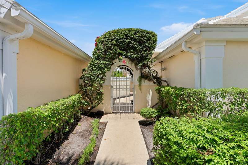 3 bedroom Single Family Residence at 944 Dickens Place, Breakers West 13, West Palm Beach — photo 3