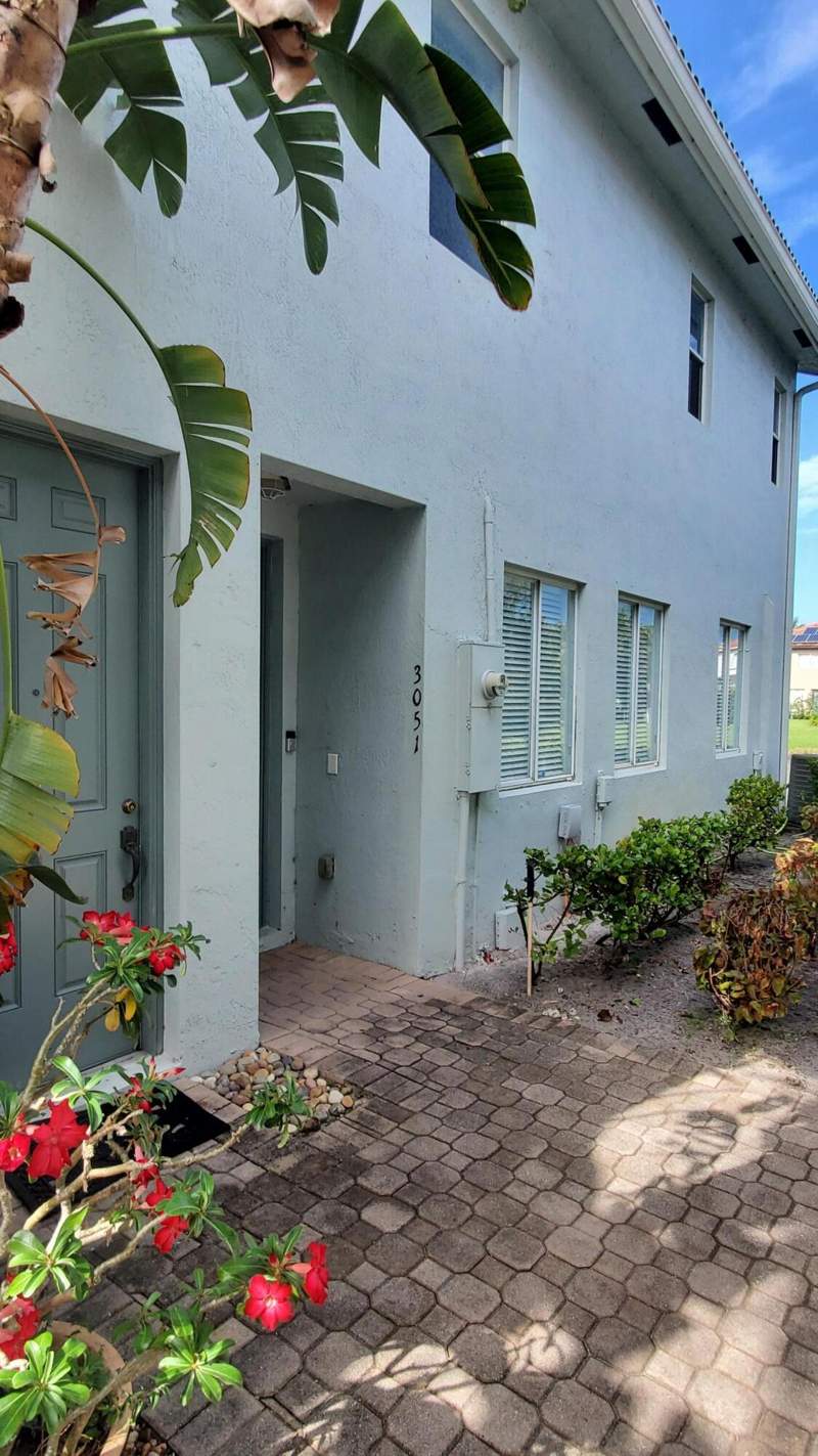 2 bedroom Townhouse at 3051 Laurel Ridge Circle, Thousand Oaks, Riviera Beach — photo 2