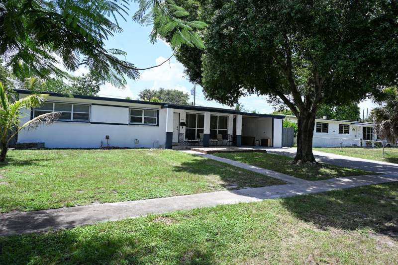 4 bedroom Single Family Residence at 6814 NW 14th Street, Plantation Sunrise Heights 2nd, Plantation — photo 2