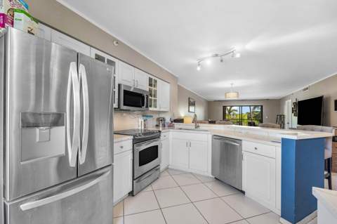 2205 S Cypress Bend Drive #302, Pompano Beach FL - photo 7 of 23