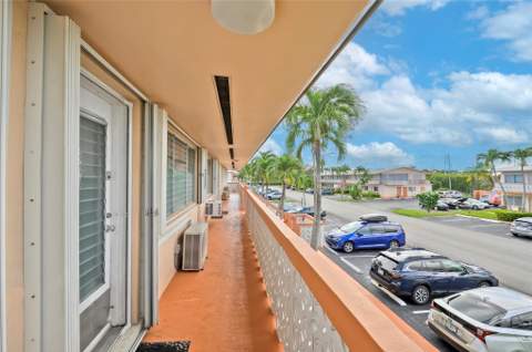 925 SW 11th Avenue #Unit j17, Hallandale Beach FL - photo 7 of 53