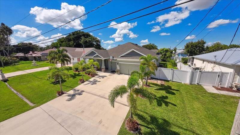 4 bedroom Single Family Residence at 343 SE Fisk Road, Port St Lucie Section 39, Port St. Lucie — photo 2