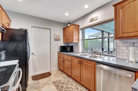 577 SW 24th Avenue, Boynton Beach FL - photo 12 of 35