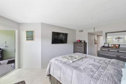 3590 Via Poinciana #107, Lake Worth FL - photo 6 of 11