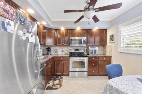 3590 Via Poinciana #107, Lake Worth FL - photo 9 of 11