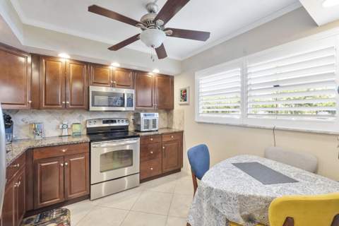 3590 Via Poinciana #107, Lake Worth FL - photo 10 of 11