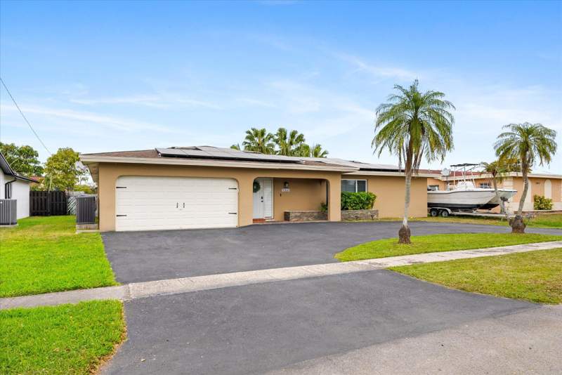 4 bedroom Single Family Residence at 10661 NW 27th Court, Sunrise Golf Village Sec 21, Sunrise — photo 2