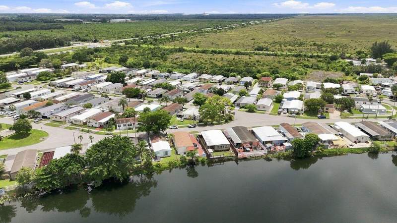 2 bedroom Manufactured Home at 21671 S Heritage Circle, Heritage City Sec 2, Pembroke Pines — photo 3