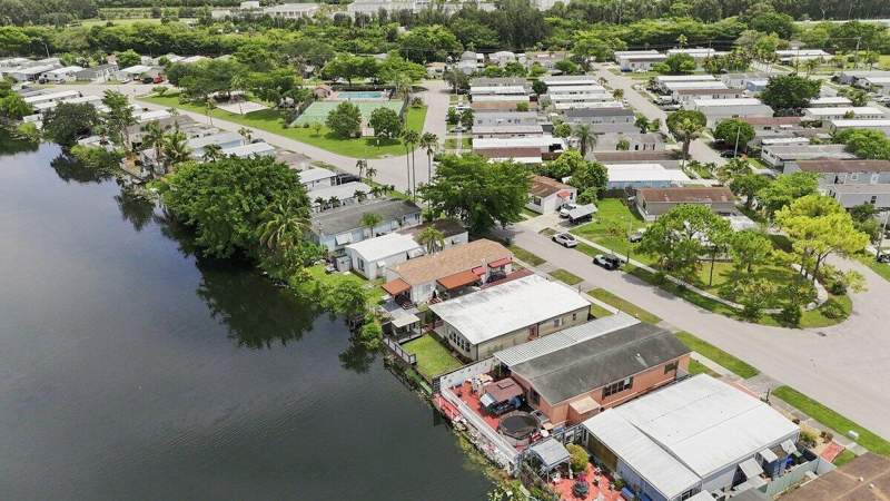 2 bedroom Manufactured Home at 21671 S Heritage Circle, Heritage City Sec 2, Pembroke Pines — photo 4
