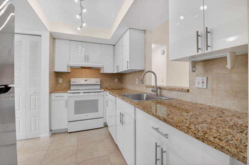 2 bedroom Condominium at 10 Willowbrook Lane #207, Villages Oriole Abbey Condo, Delray Beach — photo 5
