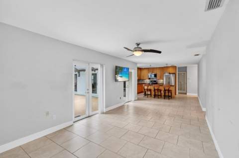 586 NW 45th Way, Delray Beach FL - photo 13 of 37