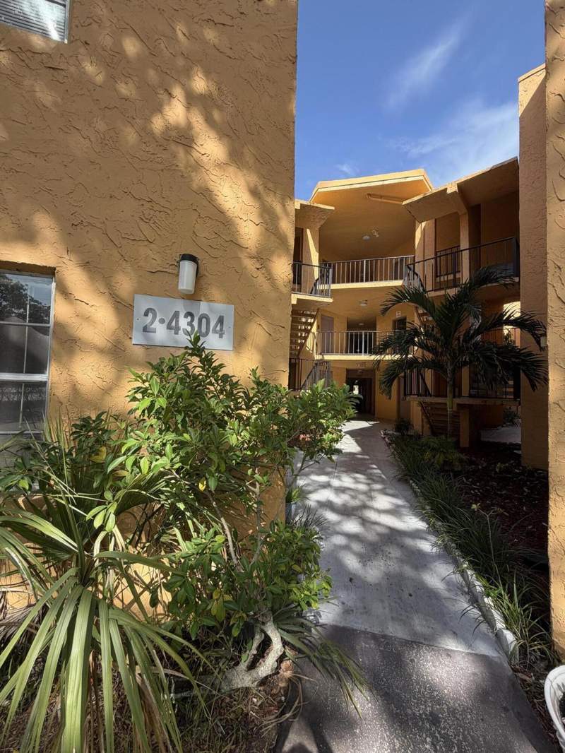 2 bedroom Condominium at 4304 NW 9th Ave #2-3B, Heritage Circle Condo, Deerfield Beach — photo 2
