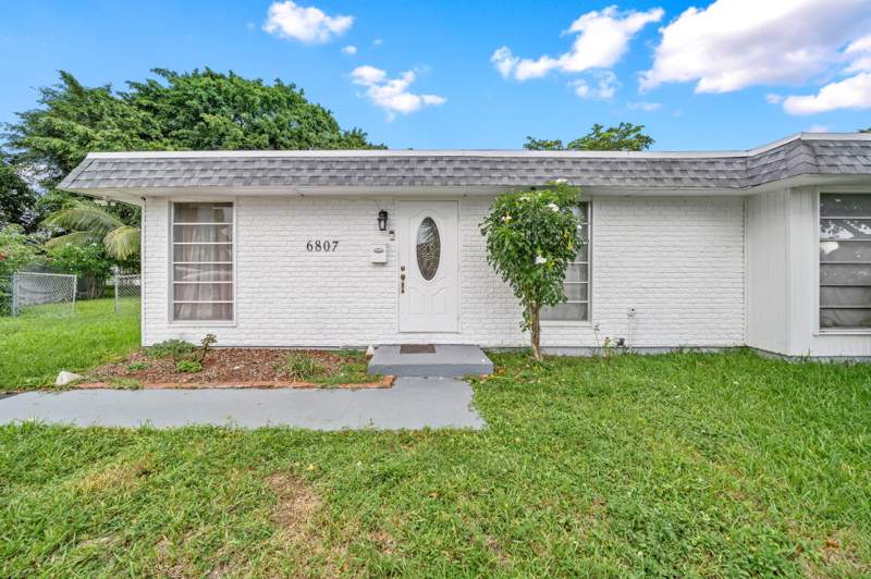 3 bedroom Single Family Residence at 6807 NW 80th Court, Heathgate 3rd Add, Tamarac — photo 3