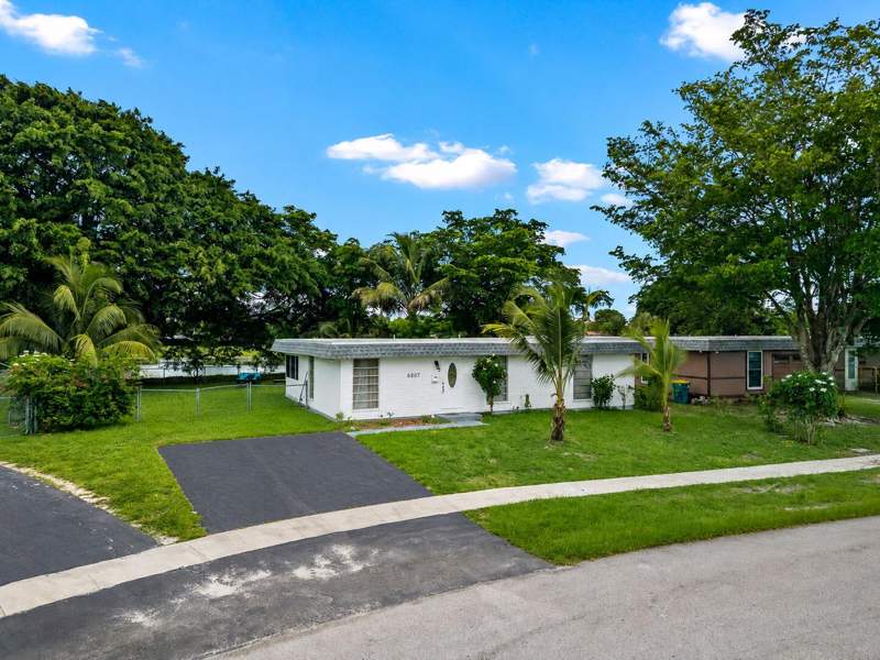 3 bedroom Single Family Residence at 6807 NW 80th Court, Heathgate 3rd Add, Tamarac — photo 2