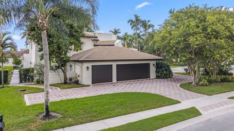 5 bedroom Single Family Residence at 757 NW 100th Terrace, Jacaranda Parcel 614, Plantation — photo 2