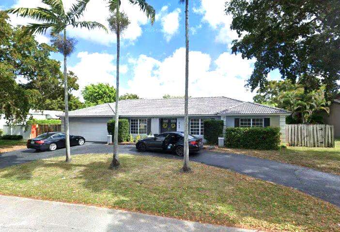 4 bedroom Single Family Residence at 560 S LAKE DASHA Drive, JACARANDA AREA 12, Plantation — photo 1