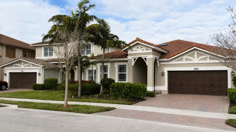 4 bedroom Single Family Residence at 8561 Lakeside Bend, MiraLago, Parkland — photo 2