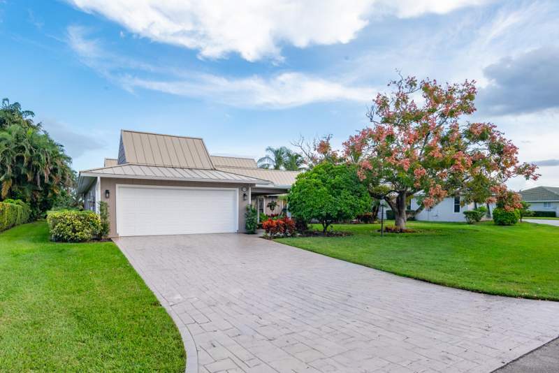 4 bedroom Single Family Residence at 3333 SE Fairway, Yacht & Country Club Of Stuart, Stuart — photo 2