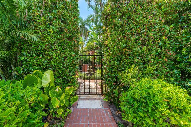 1 bedroom Condominium at 215 Phipps Plaza #2, Phipps House Cond Decl Filed 4-27-89, Palm Beach — photo 3