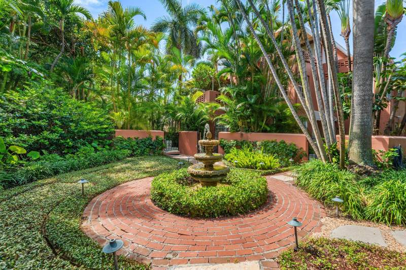 1 bedroom Condominium at 215 Phipps Plaza #2, Phipps House Cond Decl Filed 4-27-89, Palm Beach — photo 4