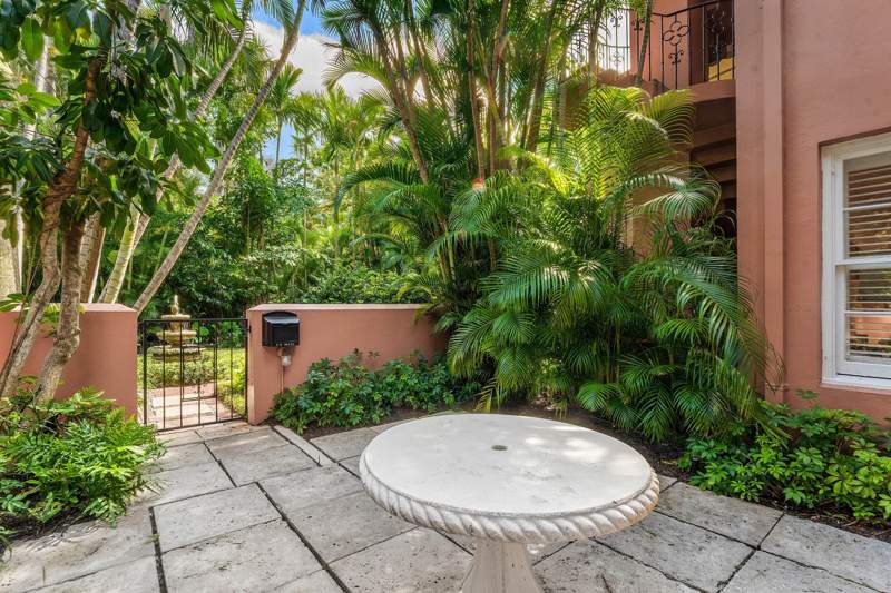 1 bedroom Condominium at 215 Phipps Plaza #2, Phipps House Cond Decl Filed 4-27-89, Palm Beach — photo 5