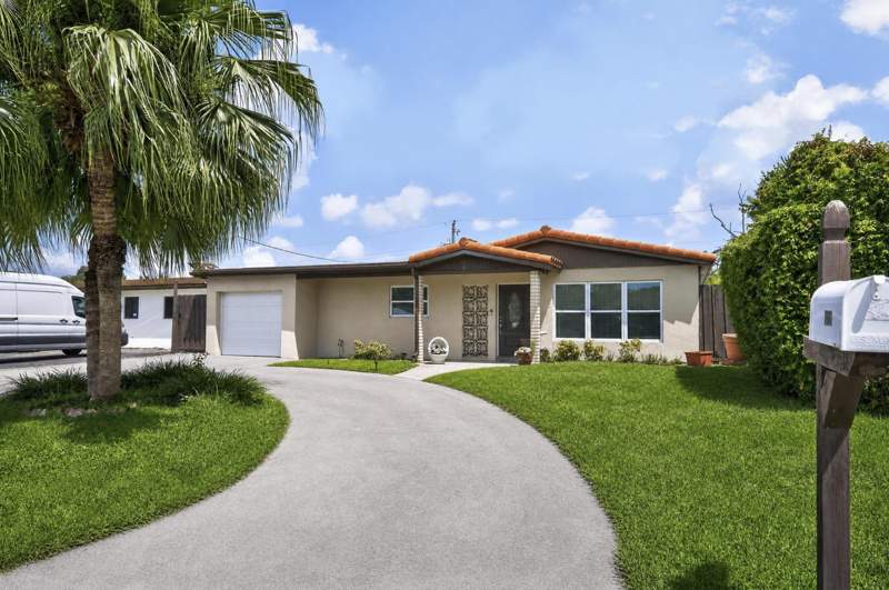 4 bedroom Single Family Residence at 7961 N Normandy Street, Miramar Sec 13, Miramar — photo 2