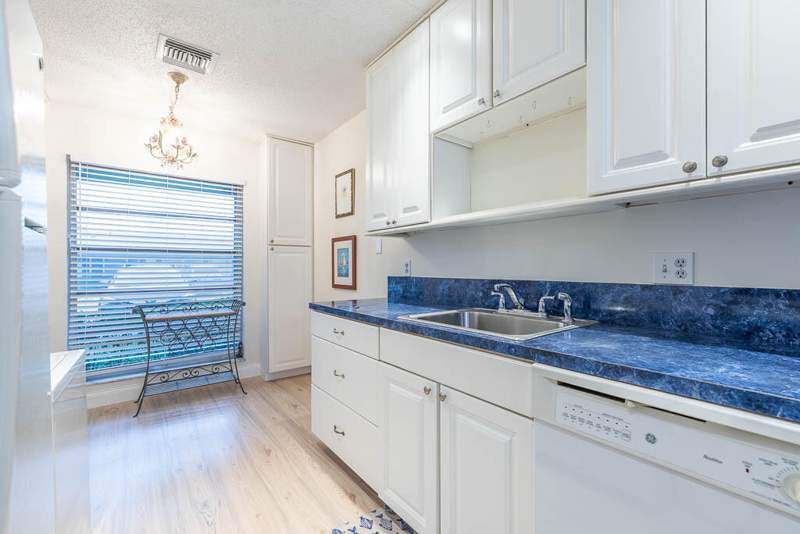 2 bedroom Condominium at 2381 Shady Lane #B, Pines Of Delray Cond One,Two, Three,Four,Five,Six,, Delray Beach — photo 3