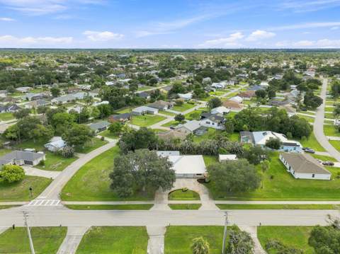 2381 SW Bayshore Boulevard, Port St. Lucie FL - photo 10 of 70