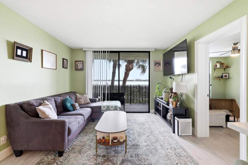 2 bedroom Condominium at 760 Executive Center Drive #24, Clear Lake Club Condo, West Palm Beach — photo 4