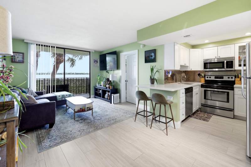 2 bedroom Condominium at 760 Executive Center Drive #24, Clear Lake Club Condo, West Palm Beach — photo 2