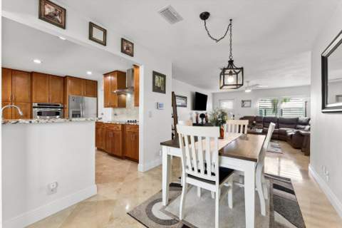 2390 SW 14th Avenue, Boynton Beach FL - photo 10 of 32