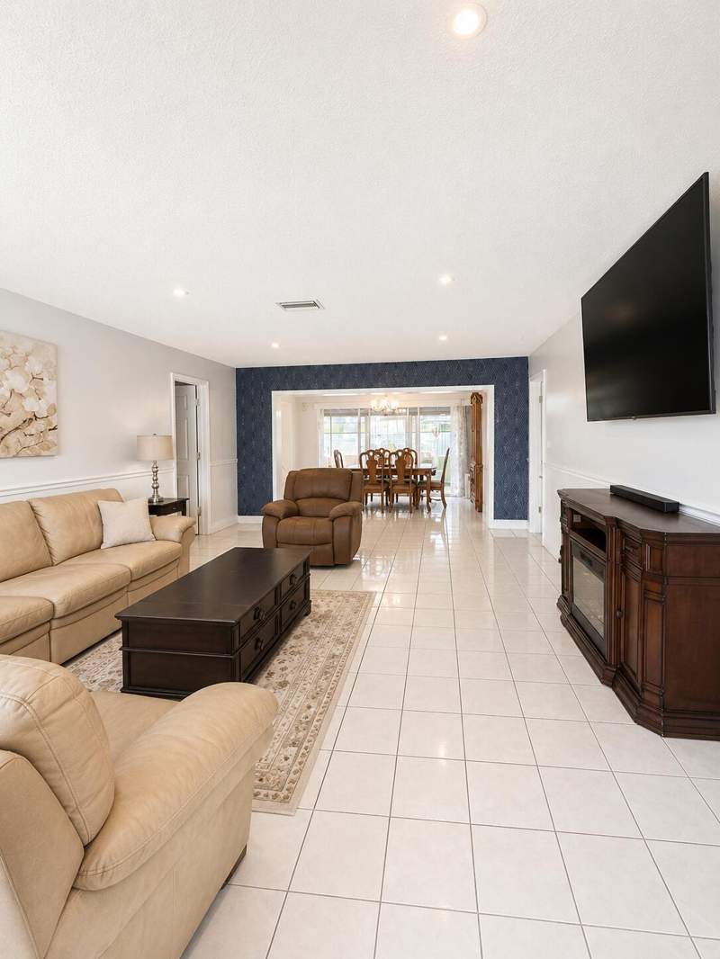 4 bedroom Single Family Residence at 10720 NW 26th Place, Sunrise Golf Village Sec 21, Sunrise — photo 5