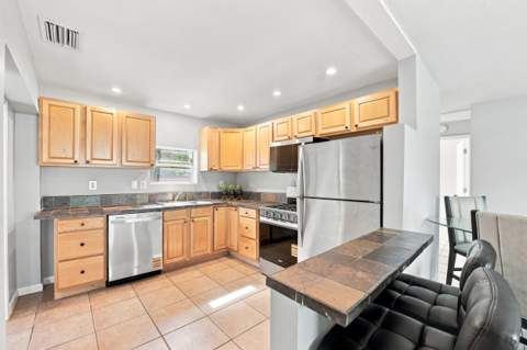 2610 NE 8th Avenue, Pompano Beach FL - photo 7 of 39