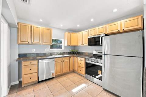 2610 NE 8th Avenue, Pompano Beach FL - photo 8 of 39