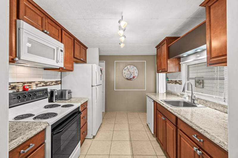 2 bedroom Mobile Home at 8350 E Club Road, West Lakes Of Boca Raton Inc, Boca Raton — photo 5