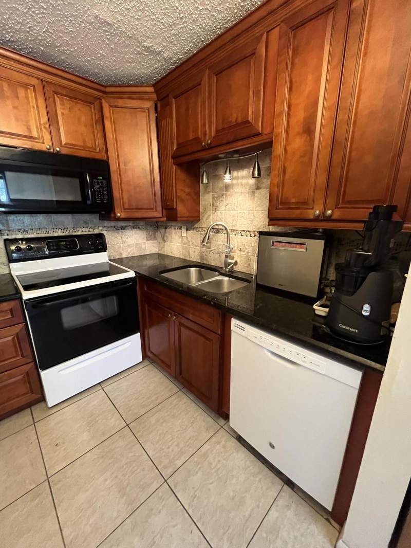 1 bedroom Condominium at 7 Flanders A, Kings Point, Delray Beach — photo 2