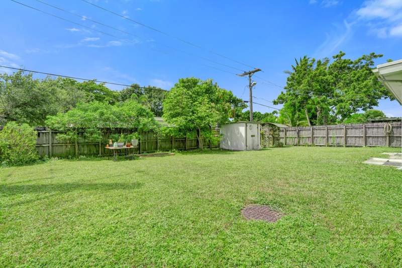 3 bedroom Single Family Residence at 6400 Park Street, Driftwood Plaza, Hollywood — photo 2