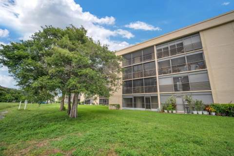 3231 Holiday Springs Boulevard #306, Margate FL - photo 18 of 27