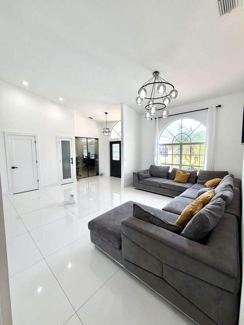 4 bedroom Single Family Residence at 120 Saratoga Boulevard, Saratoga At Royal Palm 1, Royal Palm Beach — photo 4