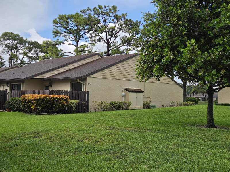 2 bedroom Villa at 625 Sea Pine Way #H, Pine Ridge North II Condo, Greenacres — photo 2