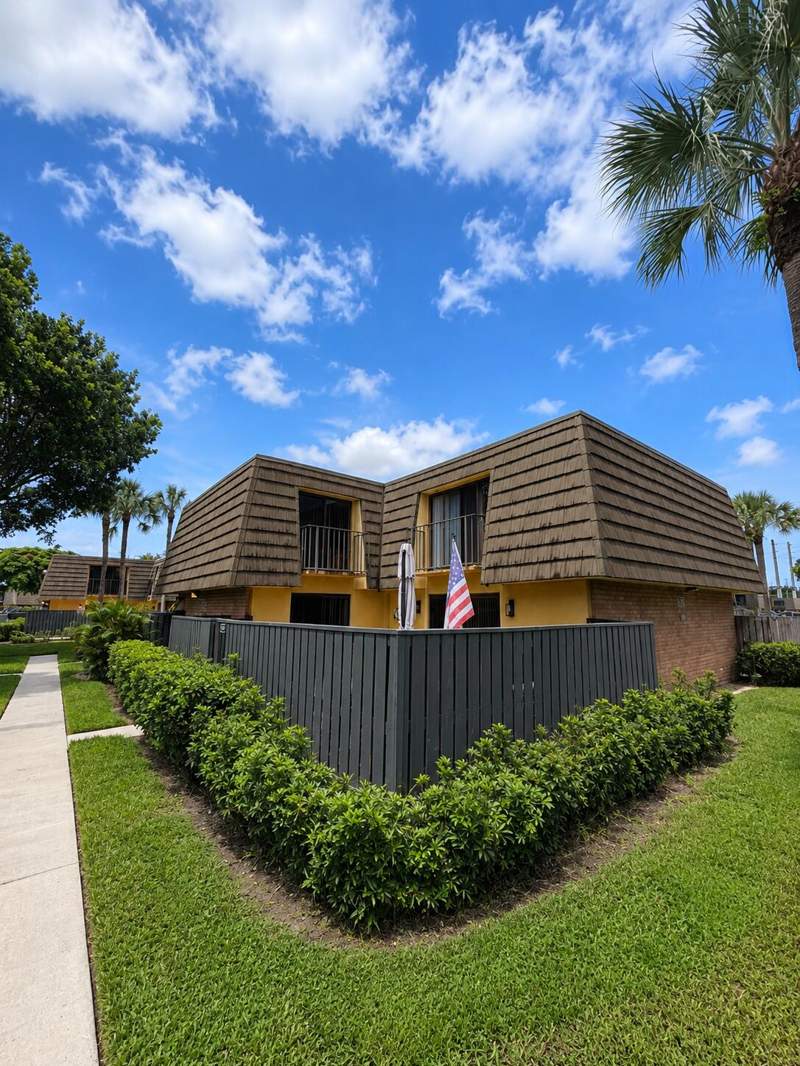 2 bedroom Townhouse at 4207 42nd Way, Village Of Sandalwood Lakes 3, West Palm Beach — photo 2
