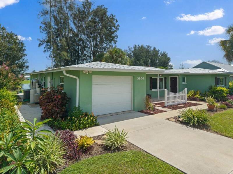 3 bedroom Single Family Residence at 5904 Killarney Avenue, Lakewood Park, Fort Pierce — photo 4