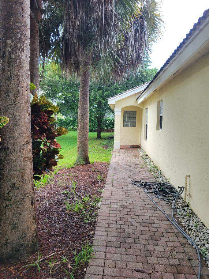 4 bedroom Single Family Residence at 638 Peppergrass Run, Nautica Lakes Pud 1, Royal Palm Beach — photo 2