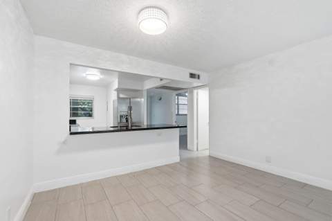 9325 Lagoon Place #405, Davie FL - photo 13 of 43