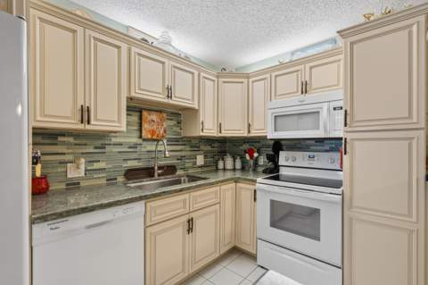 6197 SE Riverboat Drive, Stuart FL - photo 15 of 47