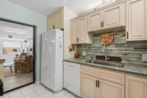 6197 SE Riverboat Drive, Stuart FL - photo 16 of 47