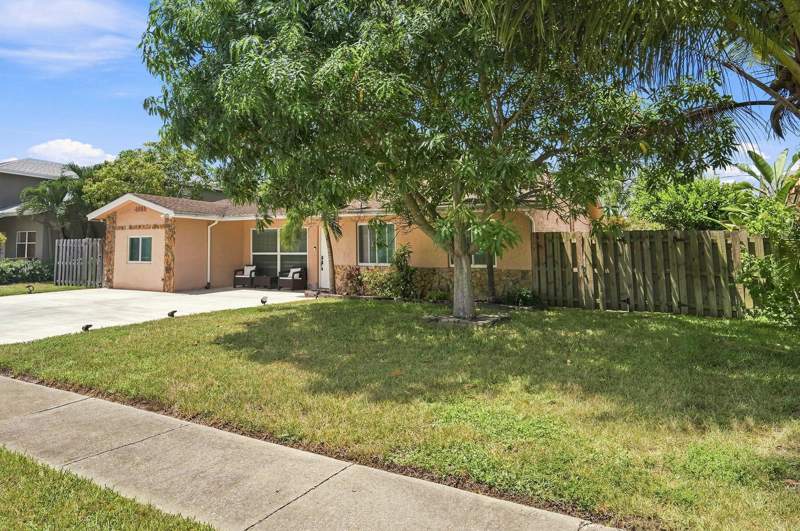 4 bedroom Single Family Residence at 4665 NW 113th Avenue, Sunrise Golf Village Sec 26, Sunrise — photo 3