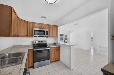 304 Cypress Drive, Lake Park FL - photo 13 of 82