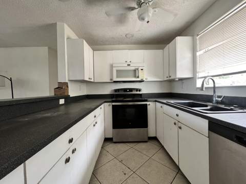 5671 NE 8TH Avenue, Oakland Park FL - photo 10 of 29